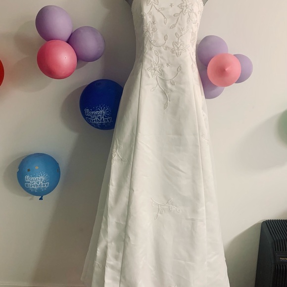 Wedding Gown - Picture 4 of 6